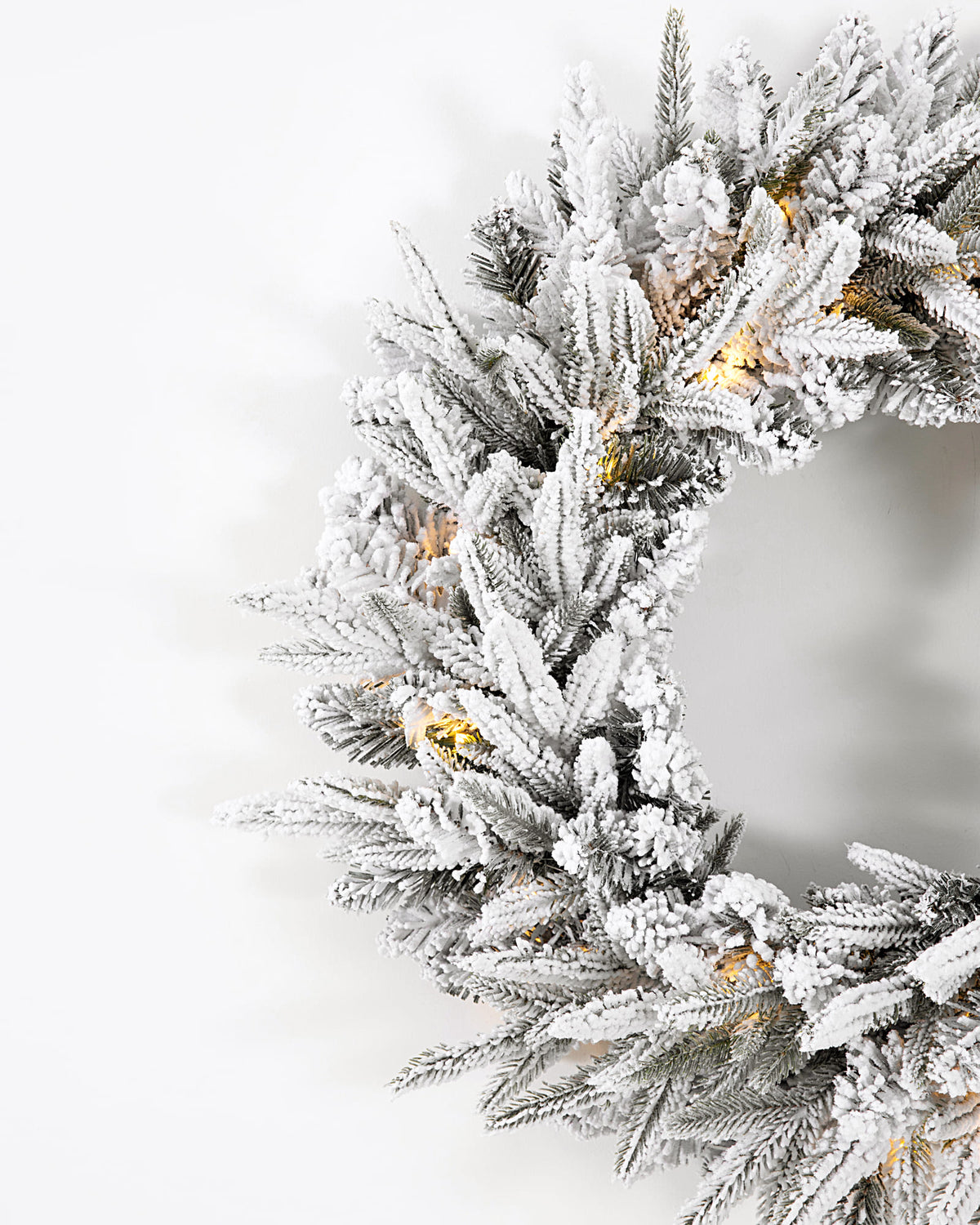 Couronne de Noël lumineuse en sapin artificiel Elvara - Vert enneigé