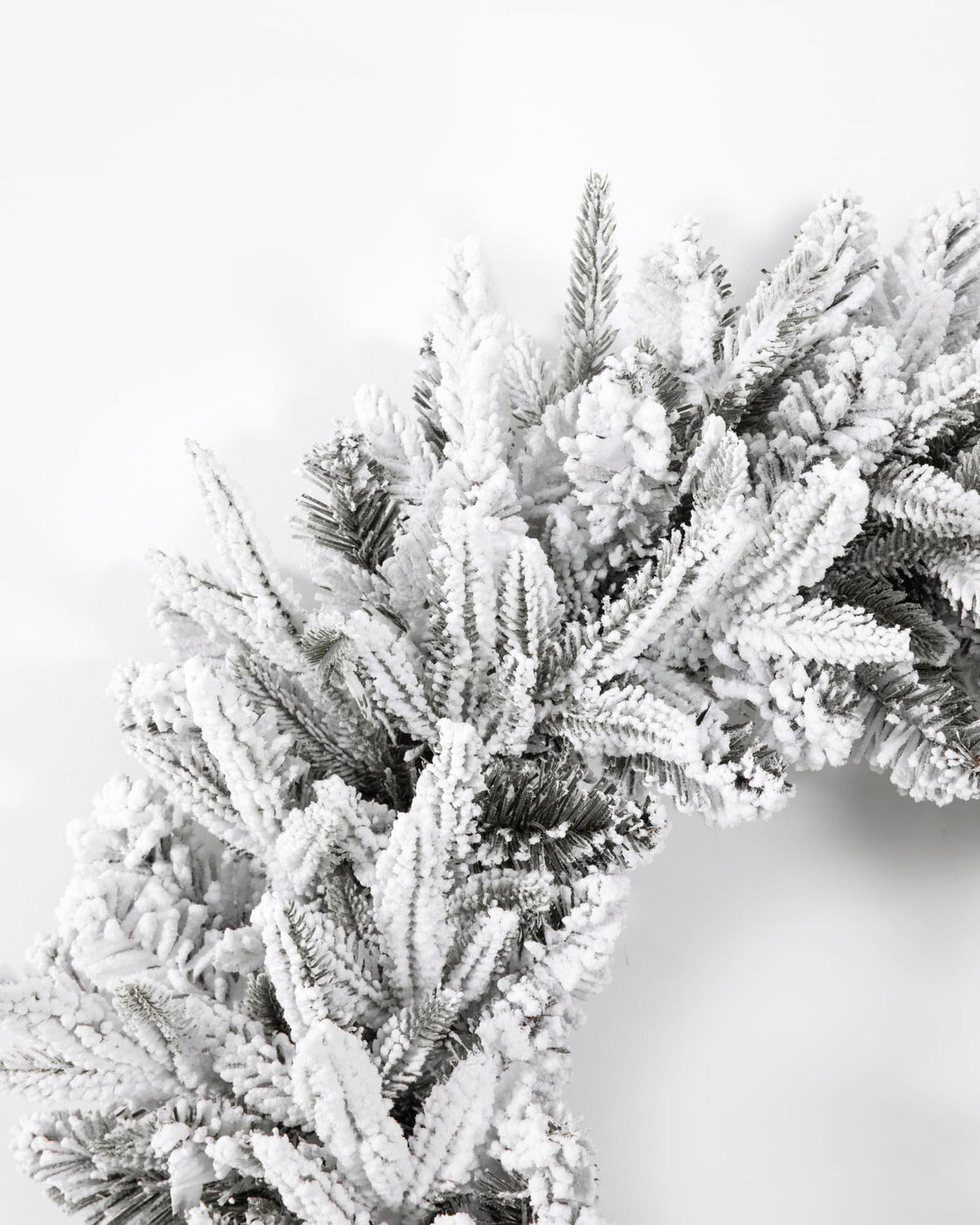 Couronne de Noël en sapin artificiel Elvara - Vert enneigé