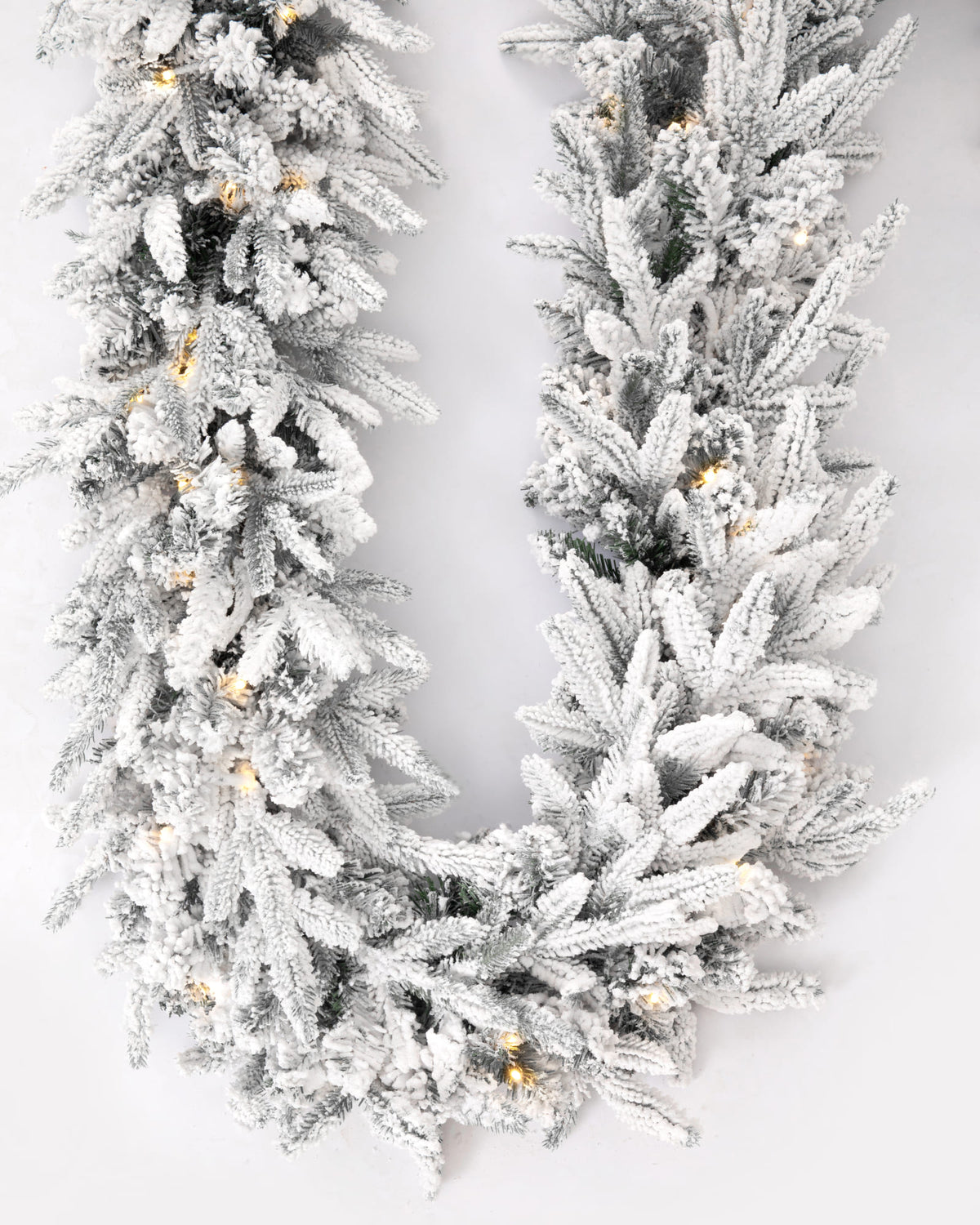 Guirlande de Noël lumineuse en sapin artificiel Elvara - Vert enneigé
