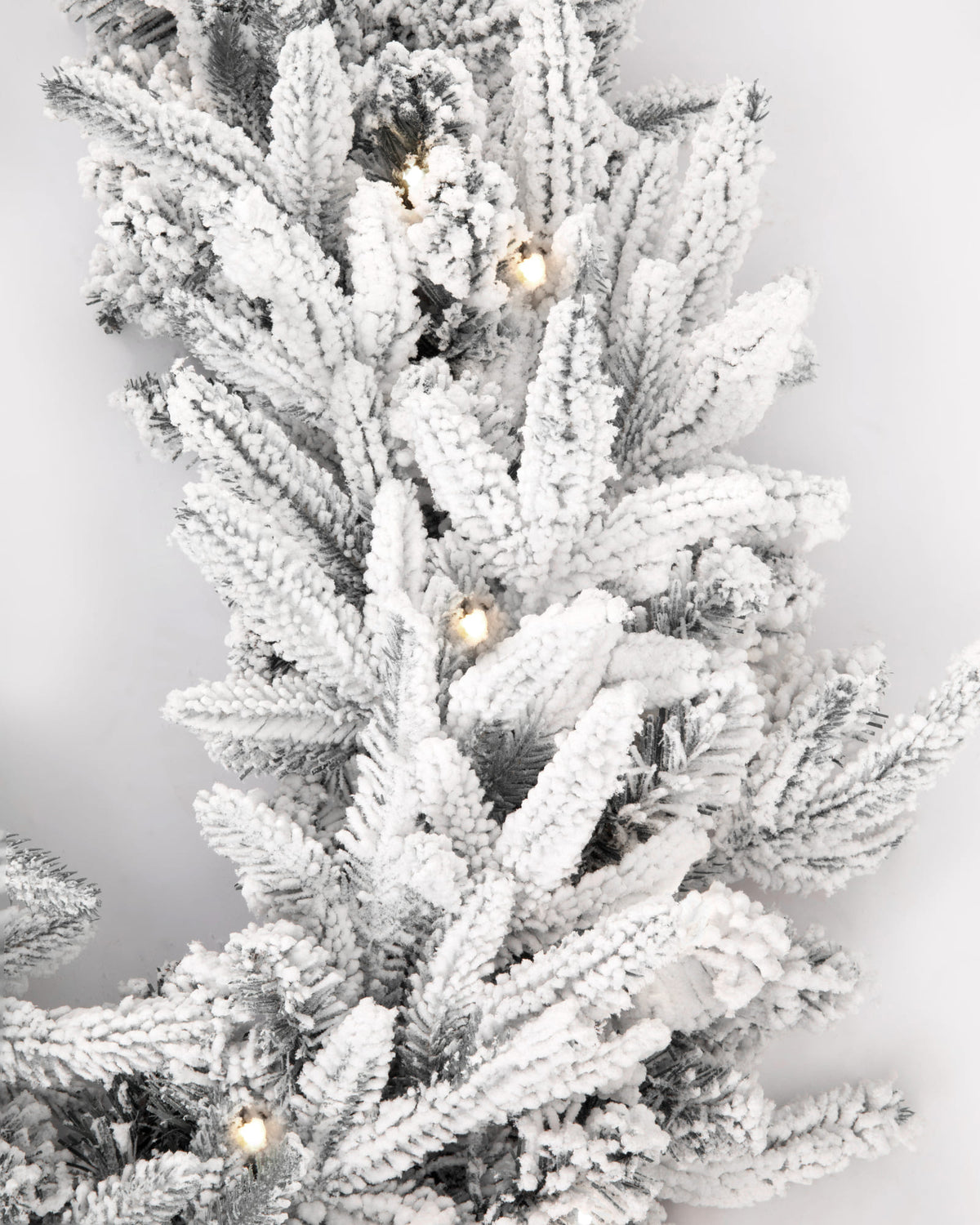 Guirlande de Noël lumineuse en sapin artificiel Elvara - Vert enneigé
