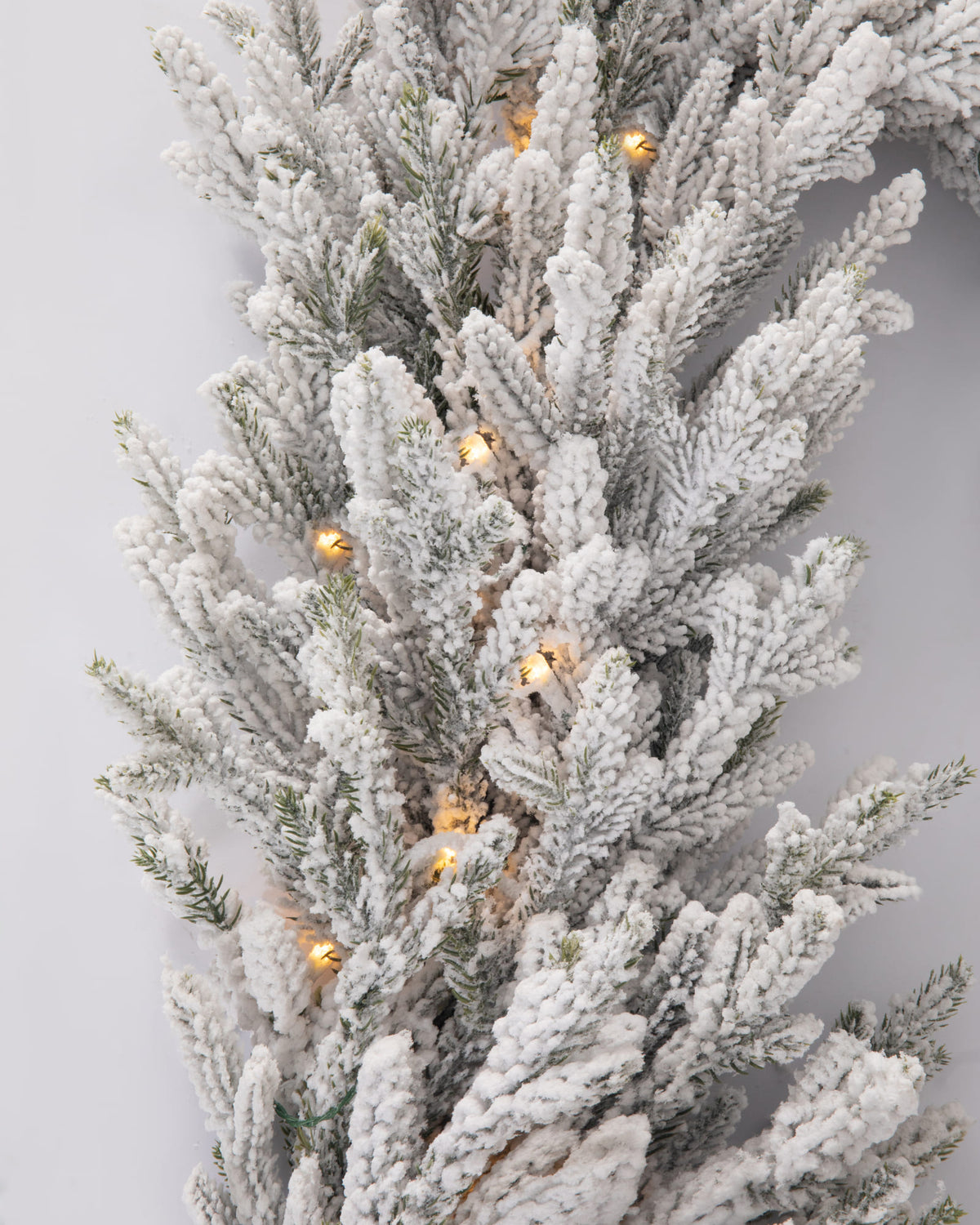 Guirlande de Noël lumineuse en sapin artificiel Montara - Vert enneigé