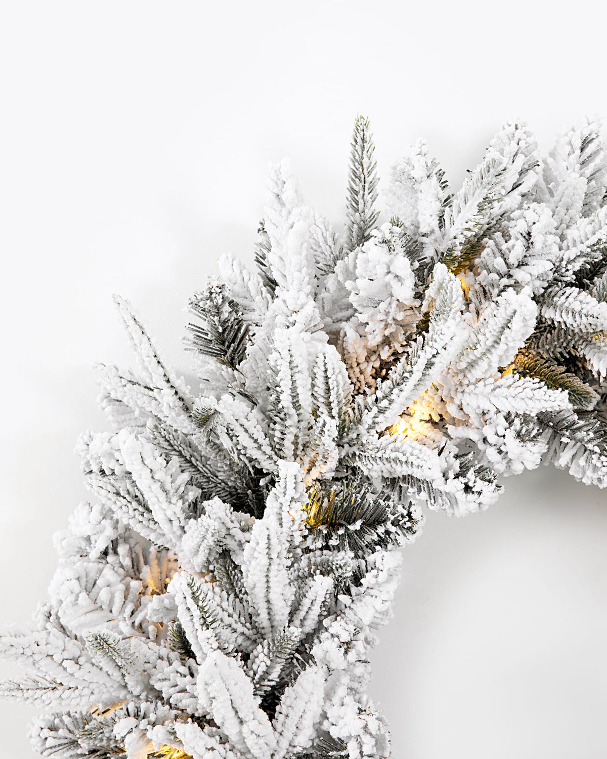 Couronne de Noël lumineuse en sapin artificiel Elvara - Vert enneigé