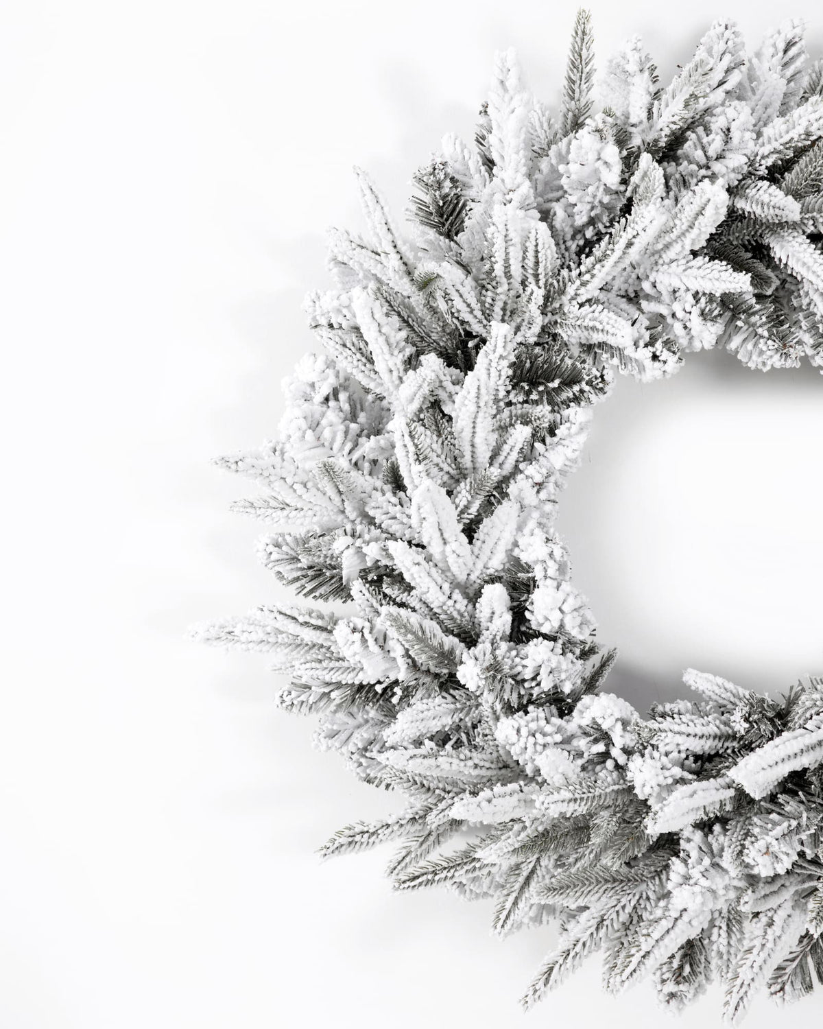 Couronne de Noël en sapin artificiel Elvara - Vert enneigé