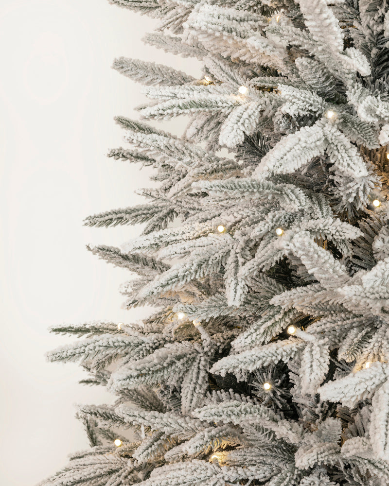 Künstlicher Weihnachtsbaum mit Beleuchtung Elvara - Grün verschneit