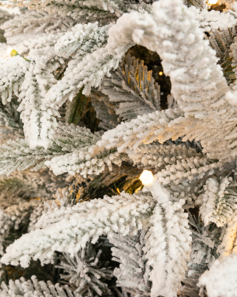 Künstlicher Weihnachtsbaum mit Beleuchtung Elvara - Grün verschneit