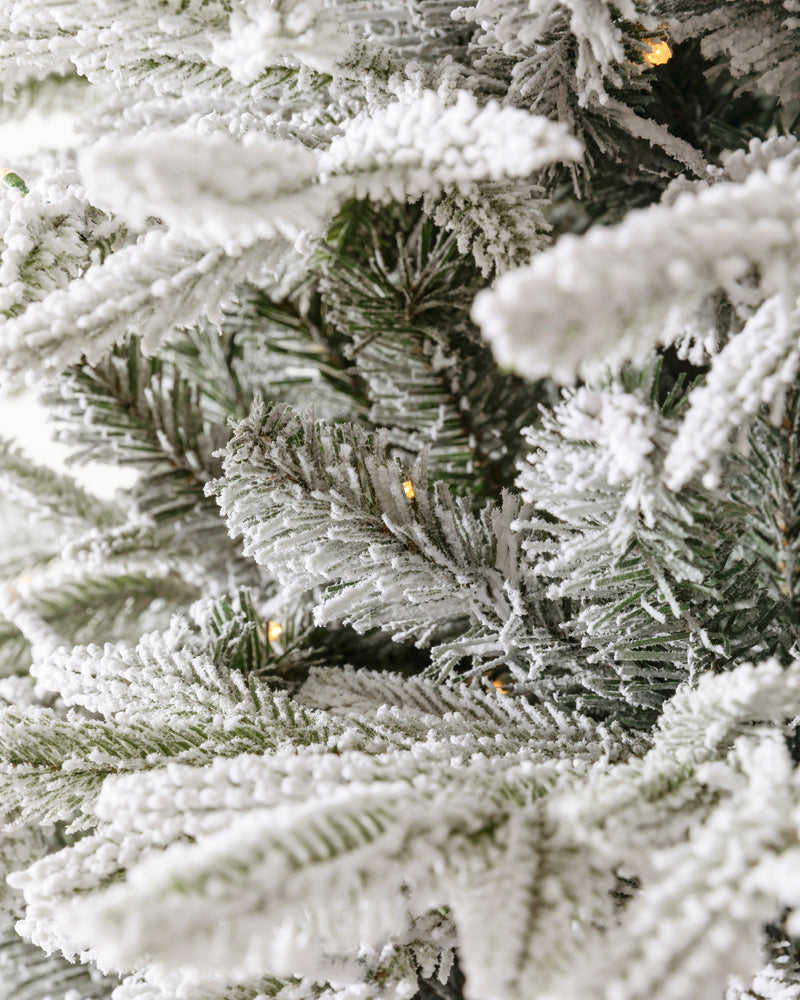 Künstlicher Weihnachtsbaum mit Beleuchtung Elvara - Grün verschneit