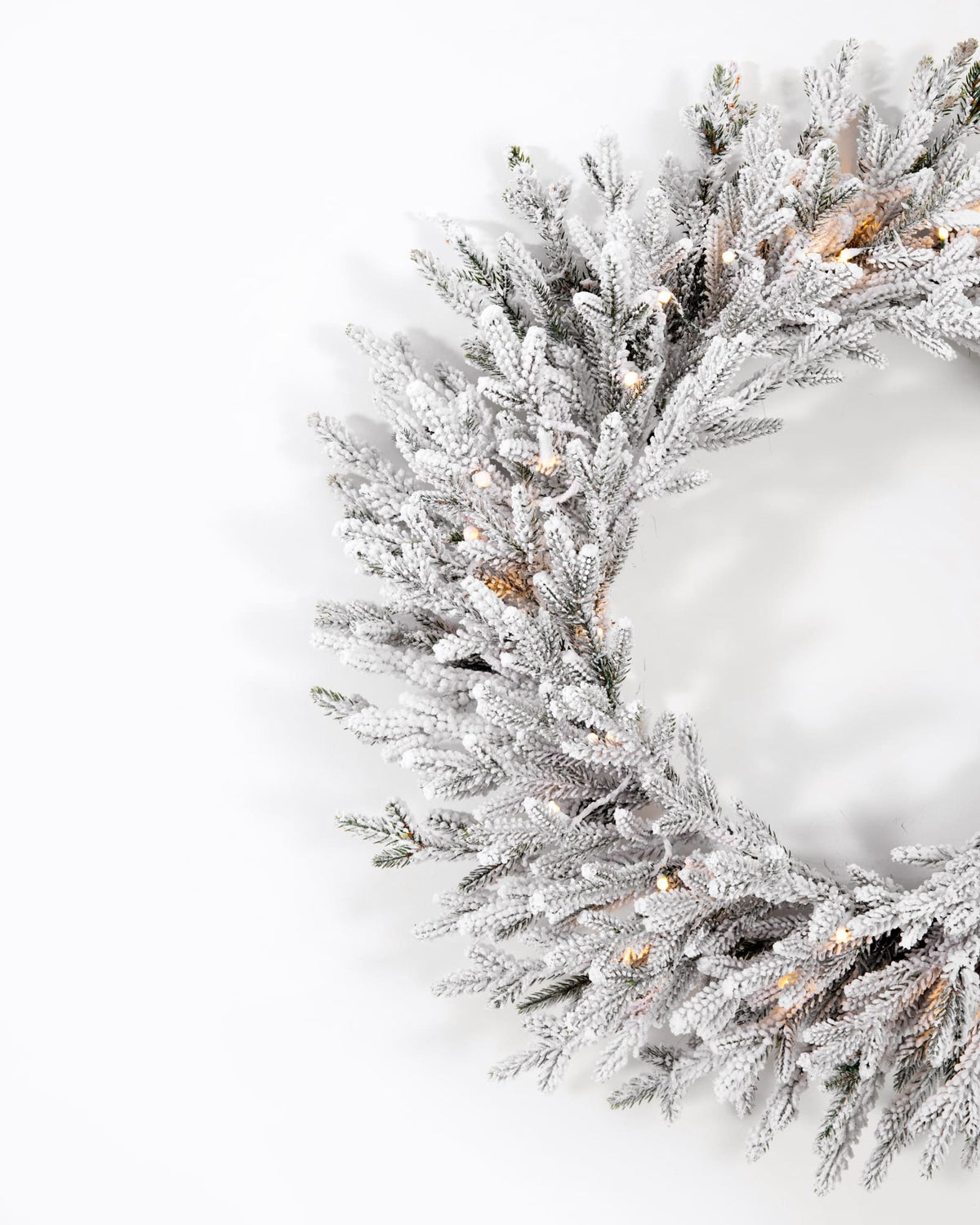 Couronne de Noël lumineuse en sapin artificiel Montara - Vert enneigé