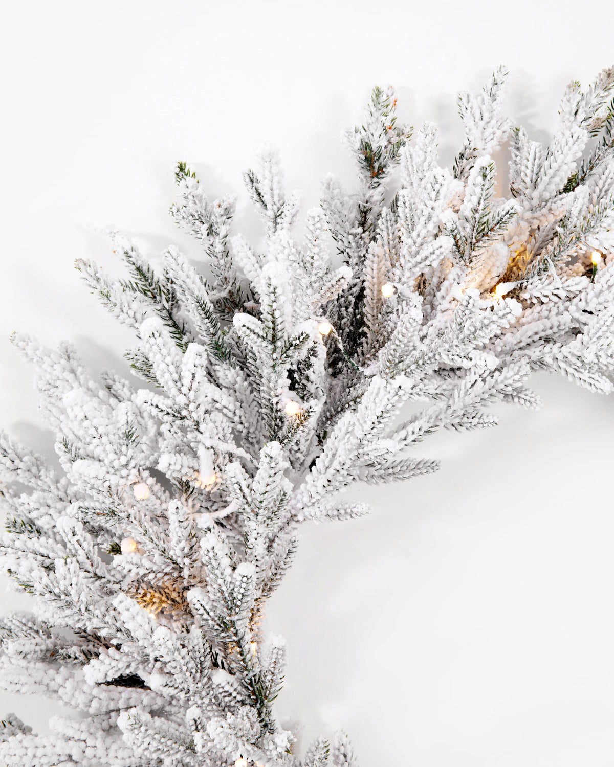 Couronne de Noël lumineuse en sapin artificiel Montara - Vert enneigé